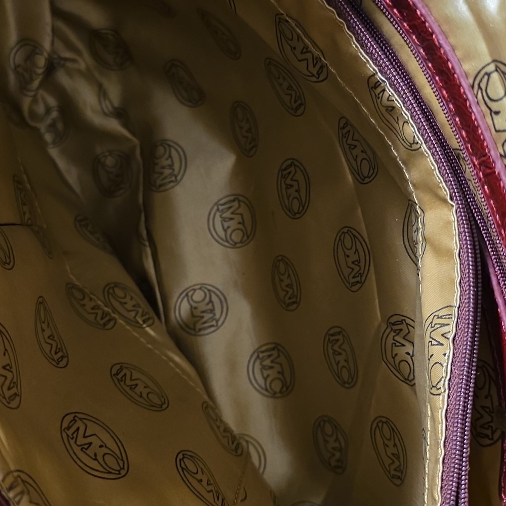 Madi Claire's Elegant Burgundy Crocodile-Embossed Leather Tote Bag - Picture 14 of 16